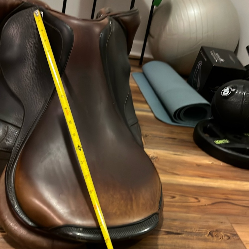 CWD 2GS 18 inch jump saddle
